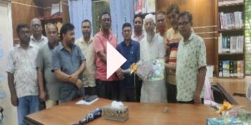 দৌলতপুর কলেজের ভারপ্রাপ্ত অধ্যক্ষ শিক্ষক ও কর্মচারীদের ফুলেল শুভেচ্ছায় সিক্ত হলেন